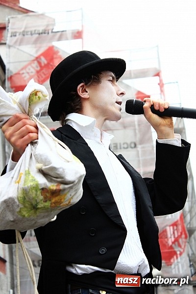 Zdjęcie w galerii na portalu naszraciborz.pl: A(na)nas kto przekaże 1%? Happening na rynku wiadomości z regionu