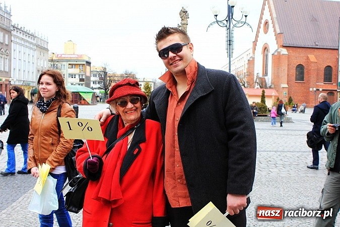 Zdjęcie w galerii na portalu naszraciborz.pl: A(na)nas kto przekaże 1%? Happening na rynku wiadomości z regionu