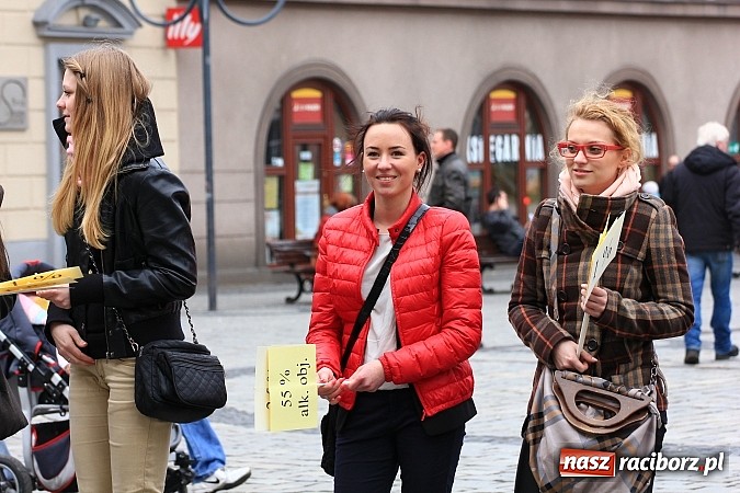 Zdjęcie w galerii na portalu naszraciborz.pl: A(na)nas kto przekaże 1%? Happening na rynku wiadomości z regionu