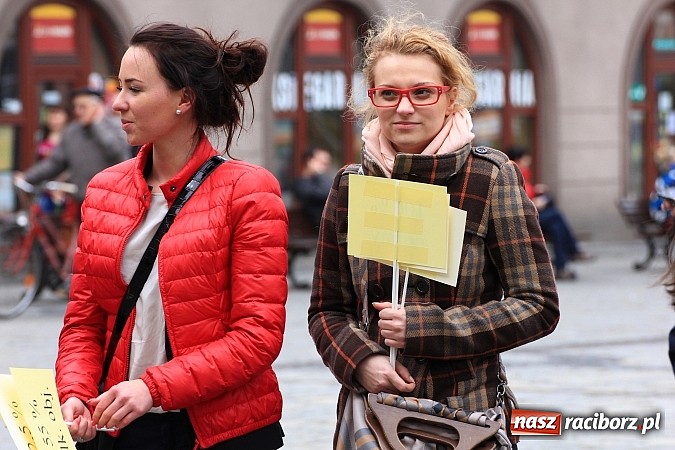 Zdjęcie w galerii na portalu naszraciborz.pl: A(na)nas kto przekaże 1%? Happening na rynku wiadomości z regionu