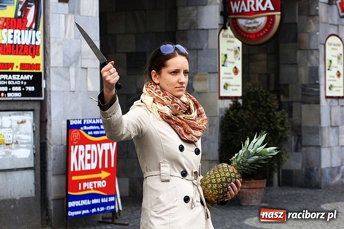 Zdjęcie w galerii na portalu naszraciborz.pl: A(na)nas kto przekaże 1%? Happening na rynku wiadomości z regionu