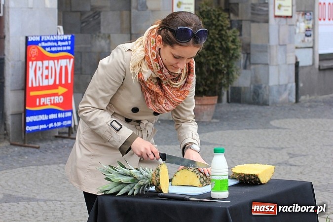 Zdjęcie w galerii na portalu naszraciborz.pl: A(na)nas kto przekaże 1%? Happening na rynku wiadomości z regionu