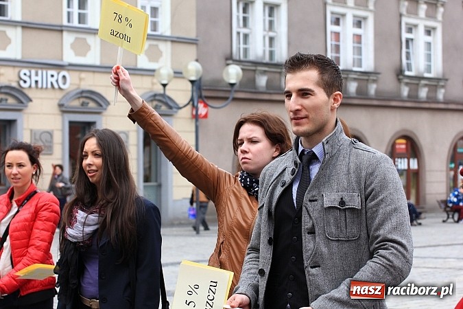 Zdjęcie w galerii na portalu naszraciborz.pl: A(na)nas kto przekaże 1%? Happening na rynku wiadomości z regionu
