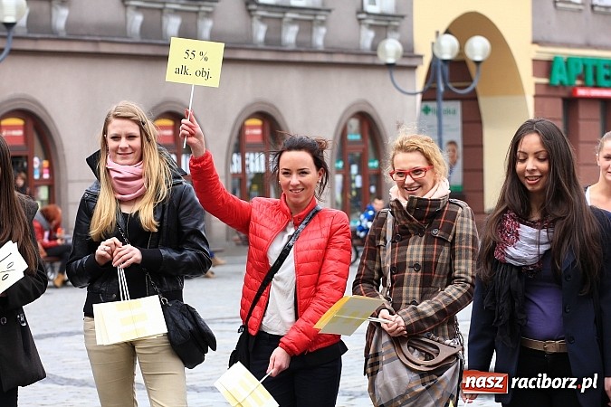 Zdjęcie w galerii na portalu naszraciborz.pl: A(na)nas kto przekaże 1%? Happening na rynku wiadomości z regionu