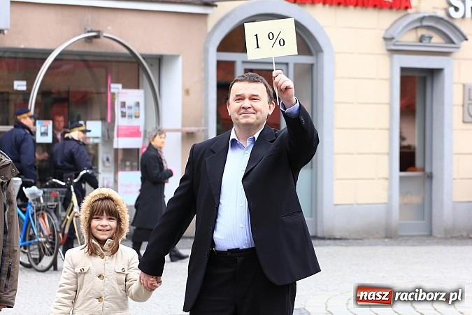 Zdjęcie w galerii na portalu naszraciborz.pl: A(na)nas kto przekaże 1%? Happening na rynku wiadomości z regionu
