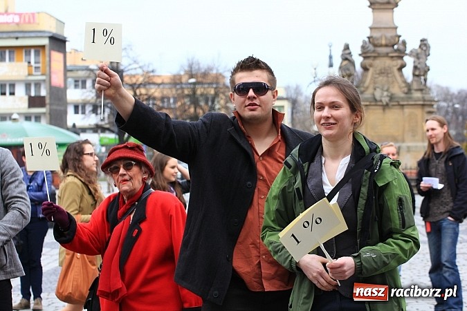 Zdjęcie w galerii na portalu naszraciborz.pl: A(na)nas kto przekaże 1%? Happening na rynku wiadomości z regionu