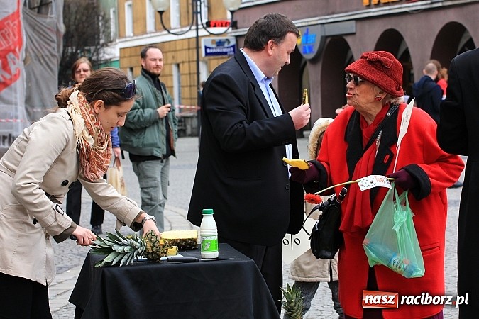 Zdjęcie w galerii na portalu naszraciborz.pl: A(na)nas kto przekaże 1%? Happening na rynku wiadomości z regionu