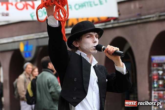 Zdjęcie w galerii na portalu naszraciborz.pl: A(na)nas kto przekaże 1%? Happening na rynku wiadomości z regionu
