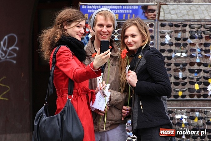 Zdjęcie w galerii na portalu naszraciborz.pl: A(na)nas kto przekaże 1%? Happening na rynku wiadomości z regionu