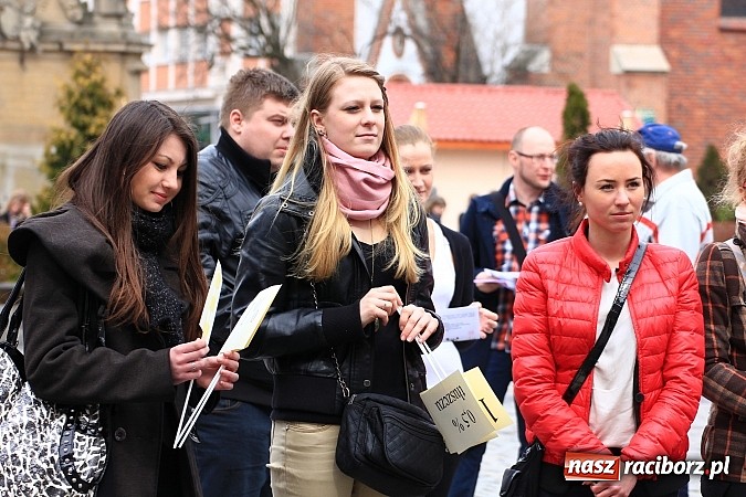 Zdjęcie w galerii na portalu naszraciborz.pl: A(na)nas kto przekaże 1%? Happening na rynku wiadomości z regionu