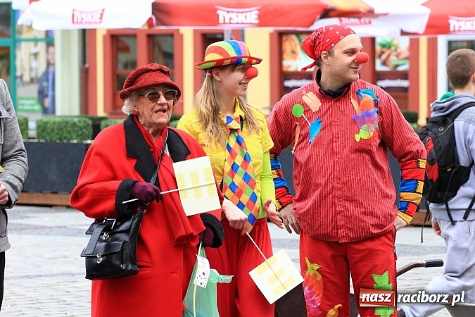 Zdjęcie w galerii na portalu naszraciborz.pl: A(na)nas kto przekaże 1%? Happening na rynku wiadomości z regionu