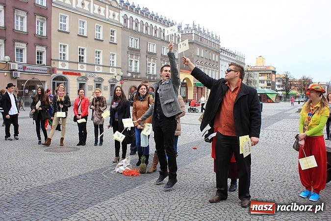 Zdjęcie w galerii na portalu naszraciborz.pl: A(na)nas kto przekaże 1%? Happening na rynku wiadomości z regionu