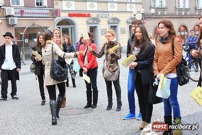 Zdjęcie w galerii na portalu naszraciborz.pl: A(na)nas kto przekaże 1%? Happening na rynku wiadomości z regionu