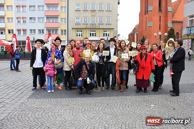 Zdjęcie w galerii na portalu naszraciborz.pl: A(na)nas kto przekaże 1%? Happening na rynku wiadomości z regionu
