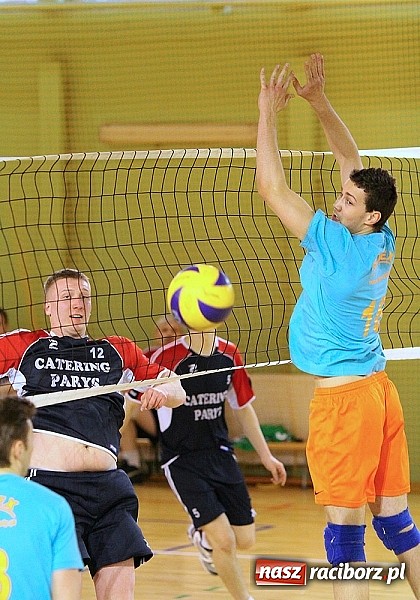 Zdjęcie w galerii na portalu naszraciborz.pl: Siatkówka: zacięta walka w Kuźni wiadomości z regionu