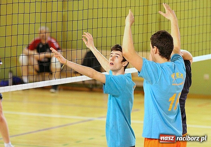 Zdjęcie w galerii na portalu naszraciborz.pl: Siatkówka: zacięta walka w Kuźni wiadomości z regionu