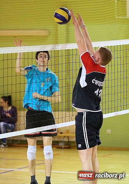Zdjęcie w galerii na portalu naszraciborz.pl: Siatkówka: zacięta walka w Kuźni wiadomości z regionu