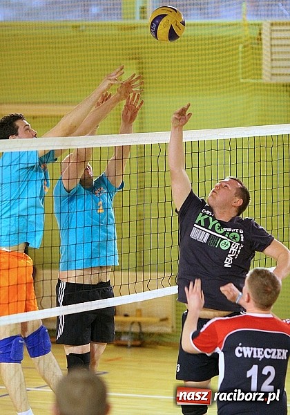 Zdjęcie w galerii na portalu naszraciborz.pl: Siatkówka: zacięta walka w Kuźni wiadomości z regionu