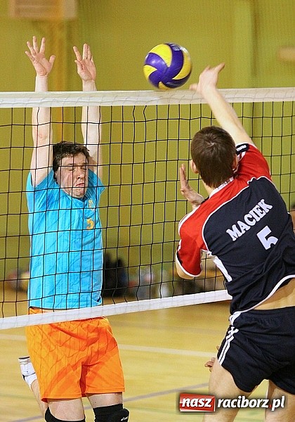 Zdjęcie w galerii na portalu naszraciborz.pl: Siatkówka: zacięta walka w Kuźni wiadomości z regionu