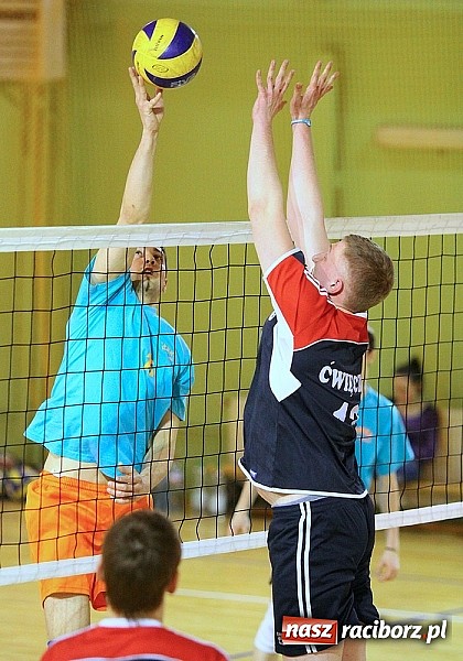 Zdjęcie w galerii na portalu naszraciborz.pl: Siatkówka: zacięta walka w Kuźni wiadomości z regionu