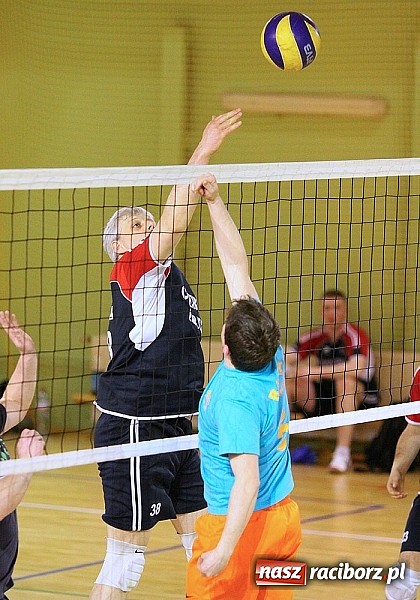 Zdjęcie w galerii na portalu naszraciborz.pl: Siatkówka: zacięta walka w Kuźni wiadomości z regionu