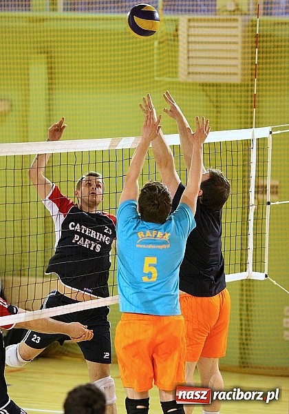 Zdjęcie w galerii na portalu naszraciborz.pl: Siatkówka: zacięta walka w Kuźni wiadomości z regionu
