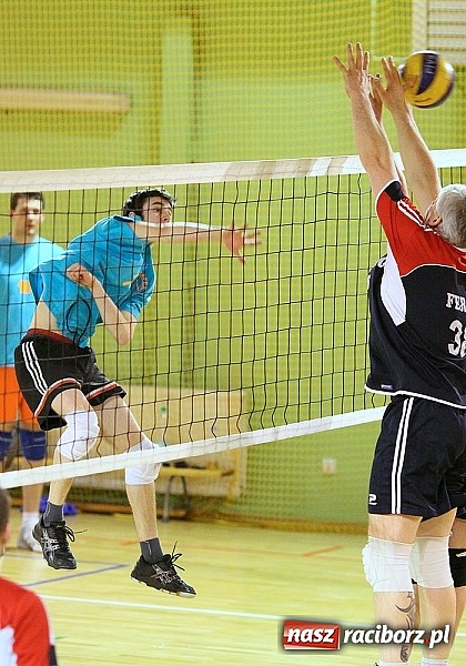 Zdjęcie w galerii na portalu naszraciborz.pl: Siatkówka: zacięta walka w Kuźni wiadomości z regionu