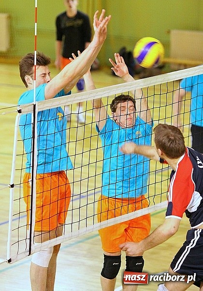 Zdjęcie w galerii na portalu naszraciborz.pl: Siatkówka: zacięta walka w Kuźni wiadomości z regionu