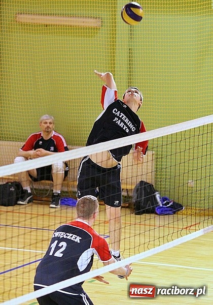 Zdjęcie w galerii na portalu naszraciborz.pl: Siatkówka: zacięta walka w Kuźni wiadomości z regionu