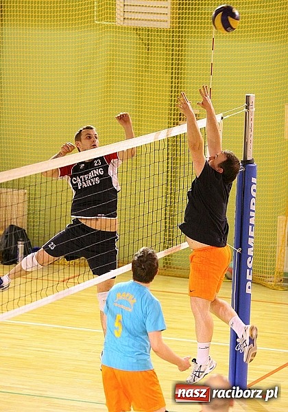 Zdjęcie w galerii na portalu naszraciborz.pl: Siatkówka: zacięta walka w Kuźni wiadomości z regionu