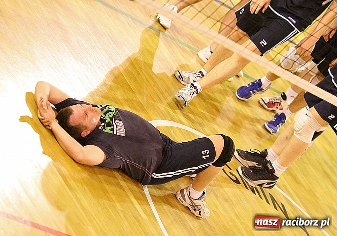 Zdjęcie w galerii na portalu naszraciborz.pl: Siatkówka: zacięta walka w Kuźni wiadomości z regionu