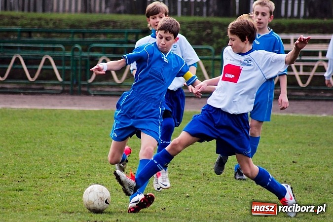 Zdjęcie w galerii na portalu naszraciborz.pl: Strzał Szymona Kalisza zapewnił Unii komplet punktów wiadomości z regionu