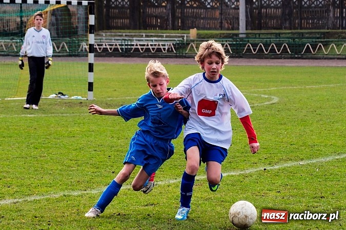 Zdjęcie w galerii na portalu naszraciborz.pl: Strzał Szymona Kalisza zapewnił Unii komplet punktów wiadomości z regionu