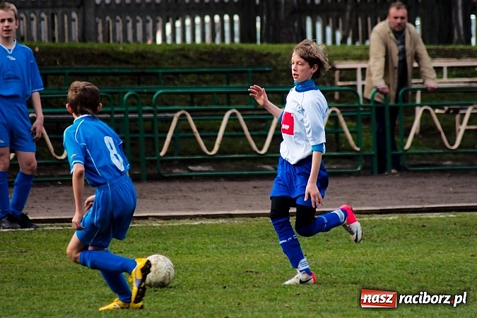 Zdjęcie w galerii na portalu naszraciborz.pl: Strzał Szymona Kalisza zapewnił Unii komplet punktów wiadomości z regionu