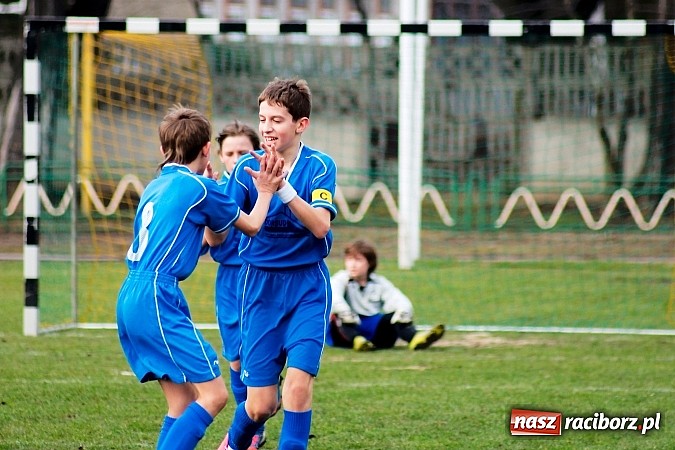 Zdjęcie w galerii na portalu naszraciborz.pl: Strzał Szymona Kalisza zapewnił Unii komplet punktów wiadomości z regionu