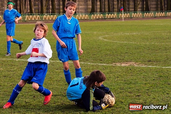 Zdjęcie w galerii na portalu naszraciborz.pl: Strzał Szymona Kalisza zapewnił Unii komplet punktów wiadomości z regionu