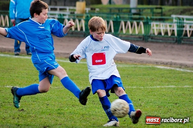 Zdjęcie w galerii na portalu naszraciborz.pl: Strzał Szymona Kalisza zapewnił Unii komplet punktów wiadomości z regionu