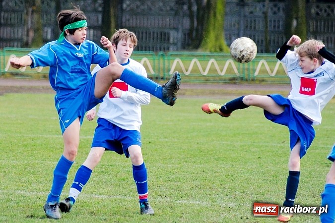 Zdjęcie w galerii na portalu naszraciborz.pl: Strzał Szymona Kalisza zapewnił Unii komplet punktów wiadomości z regionu