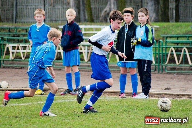 Zdjęcie w galerii na portalu naszraciborz.pl: Strzał Szymona Kalisza zapewnił Unii komplet punktów wiadomości z regionu