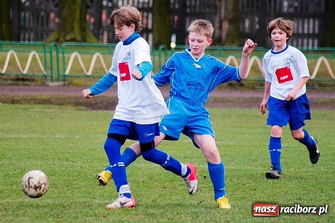 Zdjęcie w galerii na portalu naszraciborz.pl: Strzał Szymona Kalisza zapewnił Unii komplet punktów wiadomości z regionu