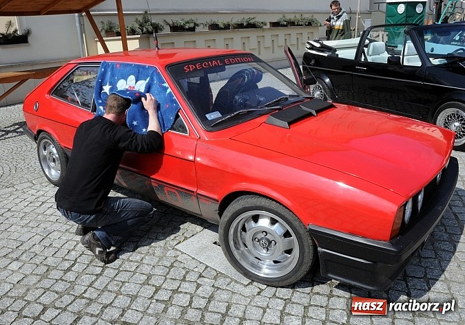 Zdjęcie w galerii na portalu naszraciborz.pl: Klasyczne volkswageny zjechały na zamek wiadomości z regionu