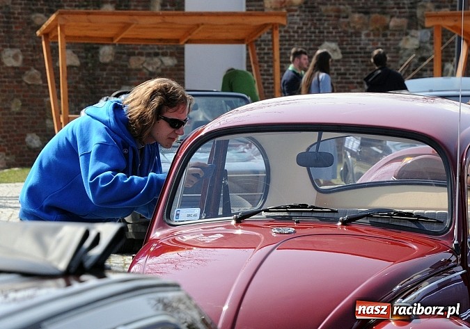 Zdjęcie w galerii na portalu naszraciborz.pl: Klasyczne volkswageny zjechały na zamek wiadomości z regionu