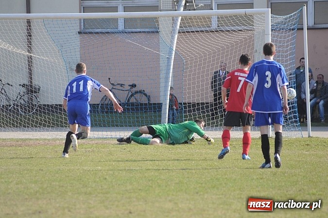 Zdjęcie w galerii na portalu naszraciborz.pl: Gol Pawlisza zapewnił trzy punkty dla Brzezia wiadomości z regionu