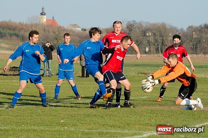 Zdjęcie w galerii na portalu naszraciborz.pl: Niespodzianka w Samborowicach! Wicelider bez punktów wiadomości z regionu