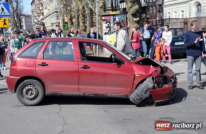 Zdjęcie w galerii na portalu naszraciborz.pl: Kraksa przy przejściu dla pieszych obok SP 4 wiadomości z regionu