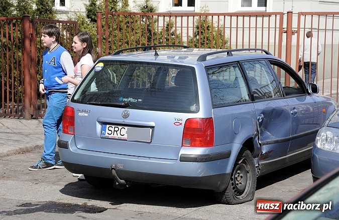 Zdjęcie w galerii na portalu naszraciborz.pl: Kraksa przy przejściu dla pieszych obok SP 4 wiadomości z regionu