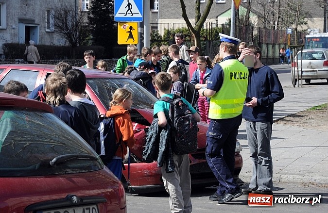 Zdjęcie w galerii na portalu naszraciborz.pl: Kraksa przy przejściu dla pieszych obok SP 4 wiadomości z regionu