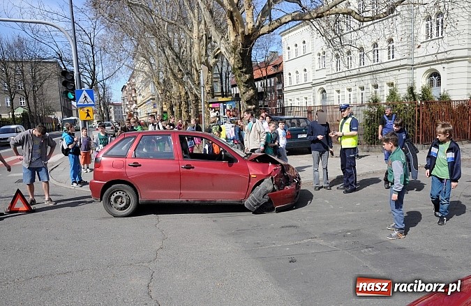 Zdjęcie w galerii na portalu naszraciborz.pl: Kraksa przy przejściu dla pieszych obok SP 4 wiadomości z regionu