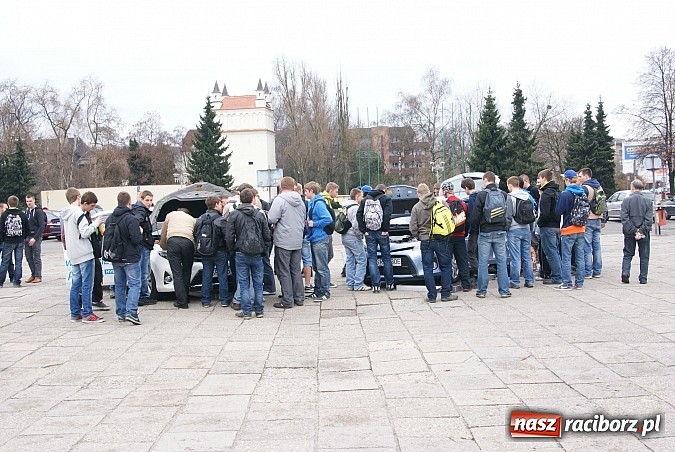 Zdjęcie w galerii na portalu naszraciborz.pl: Na placu Długosza pokazują kotły wiadomości z regionu
