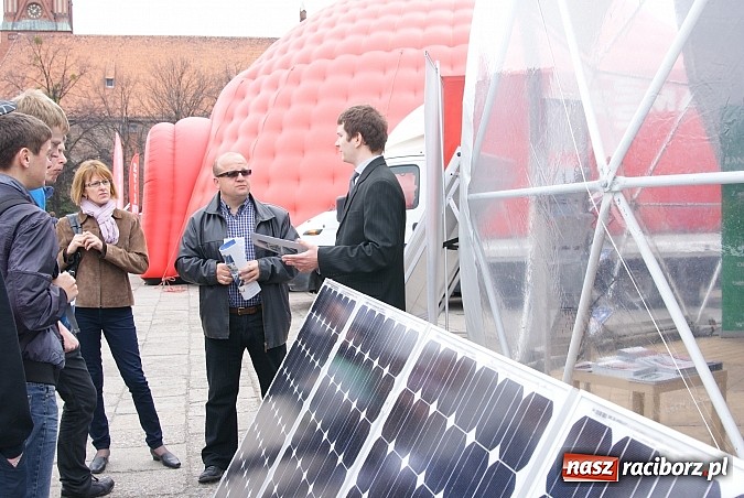 Zdjęcie w galerii na portalu naszraciborz.pl: Na placu Długosza pokazują kotły wiadomości z regionu